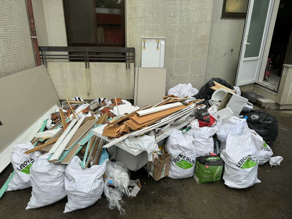 Recolhas de entulhos móveis madeiras sucatas telhas etc