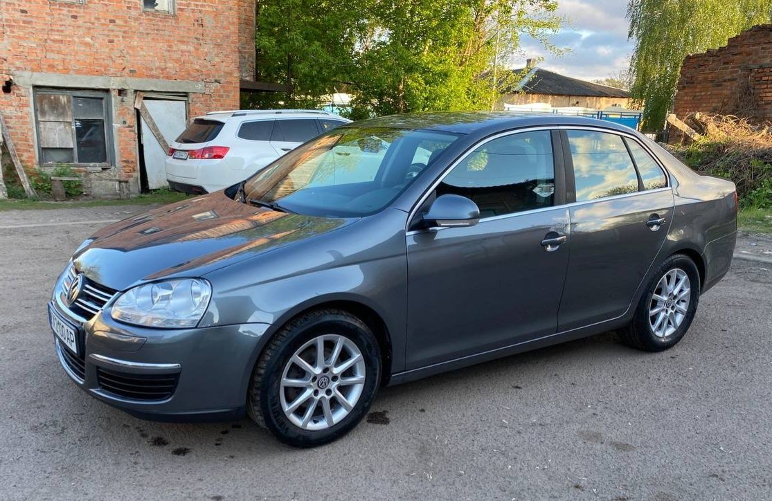 Автомобиль Volkswagen Jetta 5 2008 1,4 turbo