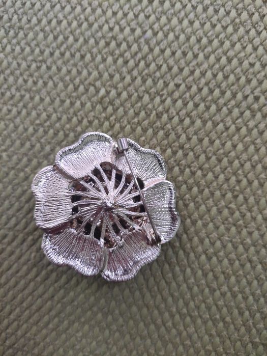 Брошка  квітка біжутерія