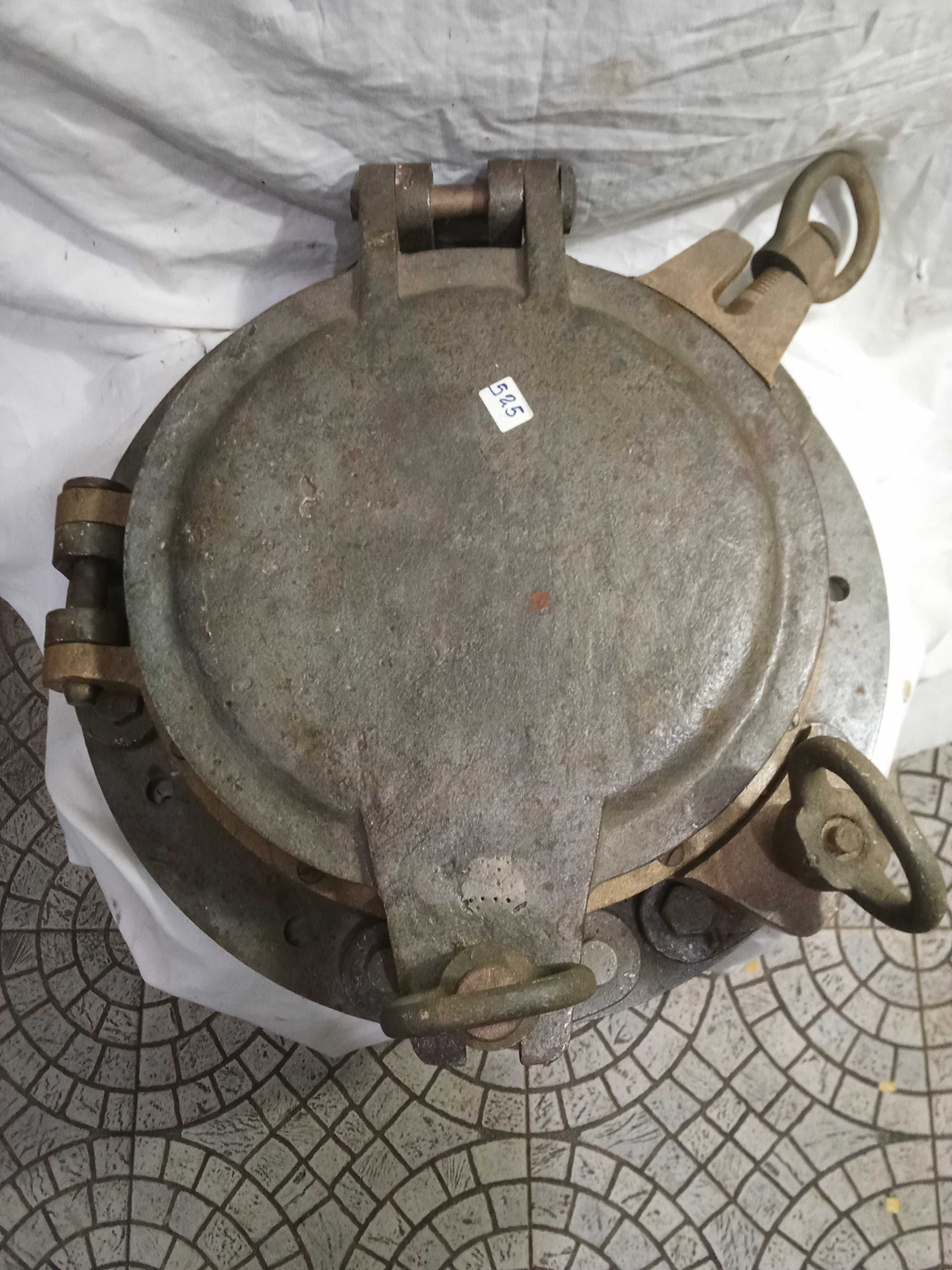Vigia ferro e bronze recuperada de antigo navio