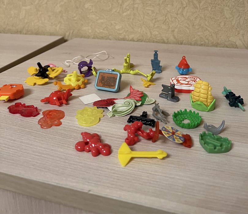 Kinder игрушки и их элементы из разных серий, термопластилин
