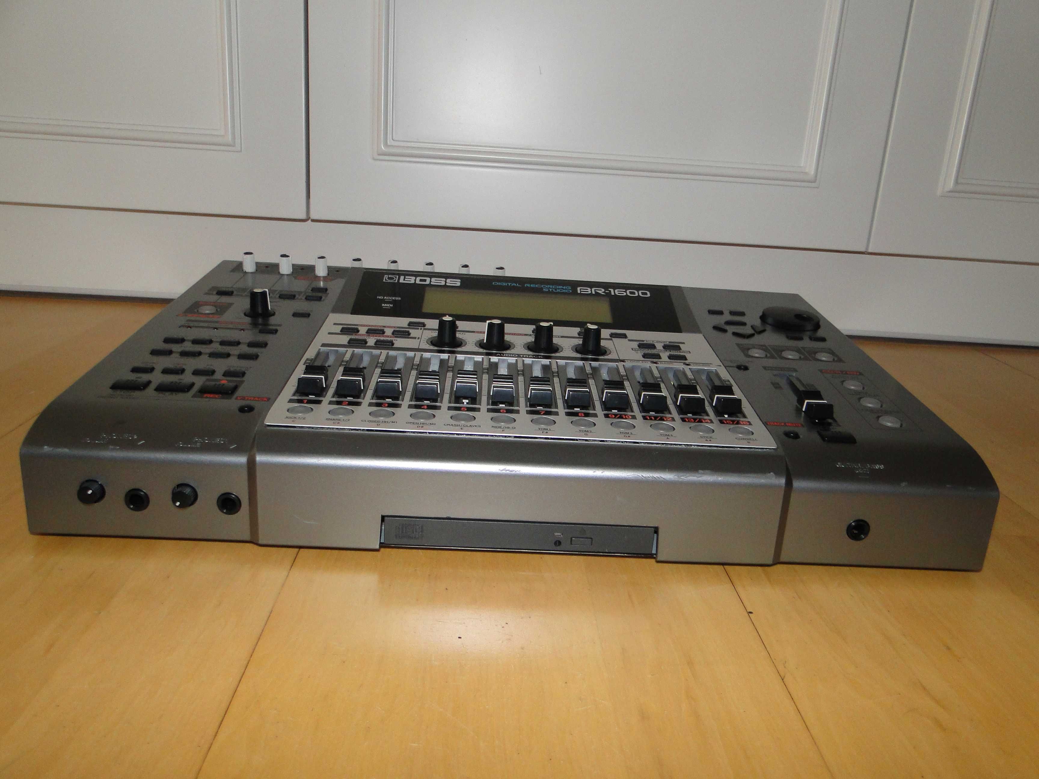 Zawodowe Cyfrowe Studio Nagrań Mikser Rejestrator ROLAND BOSS BR-1600
