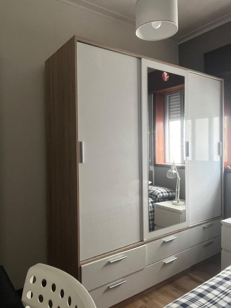 Alugo quarto  a Menina o Sra