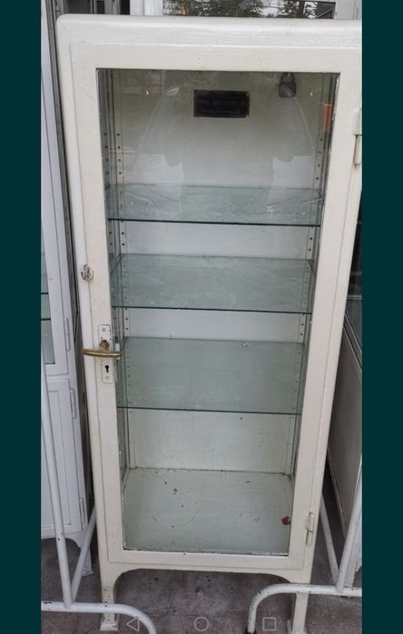 Zabytkowa szafa medyczna Gustaw Konrad i Stanisław Jarnuszkiewicz