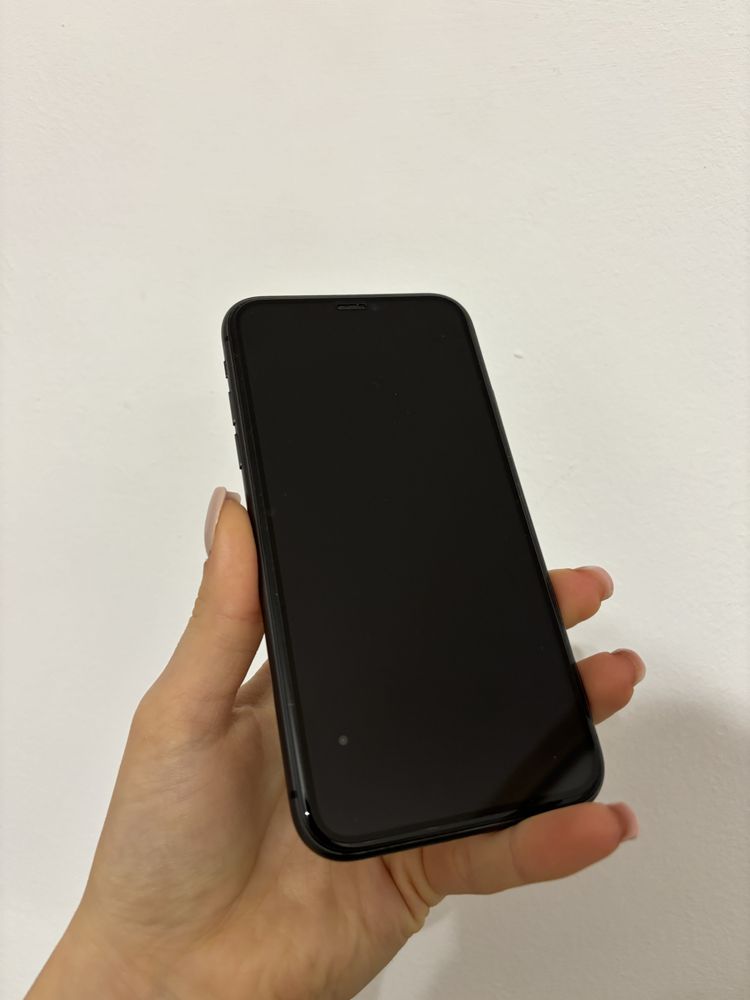 Iphone 11 64 GB 2 etui, ladowarka, pudelko