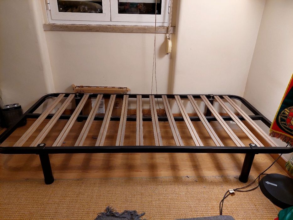 Cama de solteiro -Estrado com pés