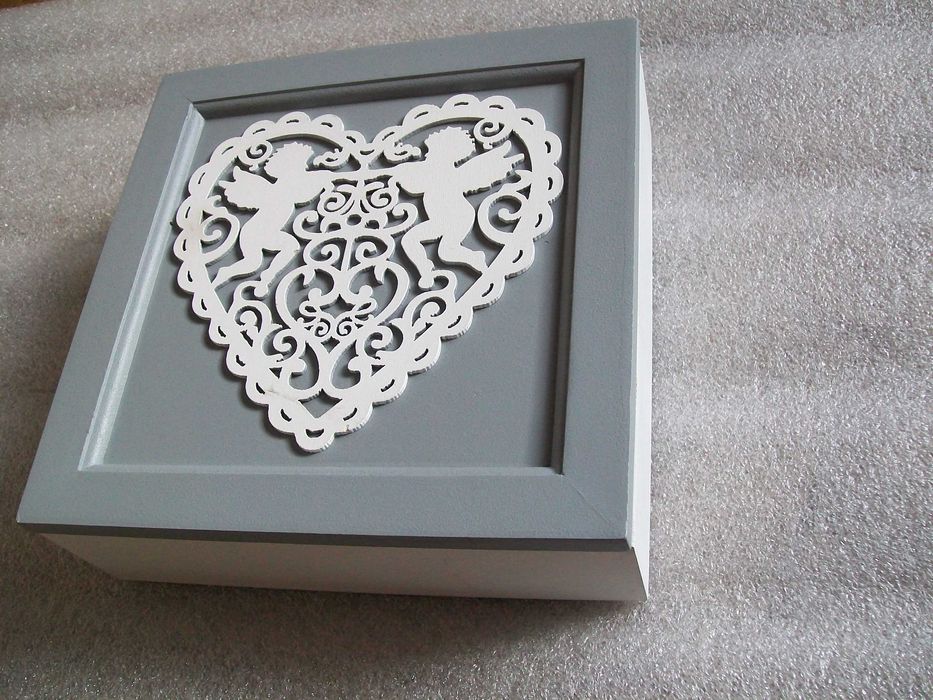 Drewniana szkatułka.