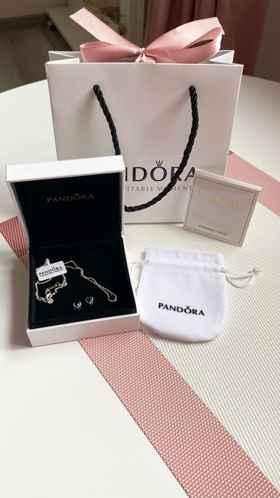 Набір срібних прикрас Pandora в подарунковому пакуванні сережки, кольє