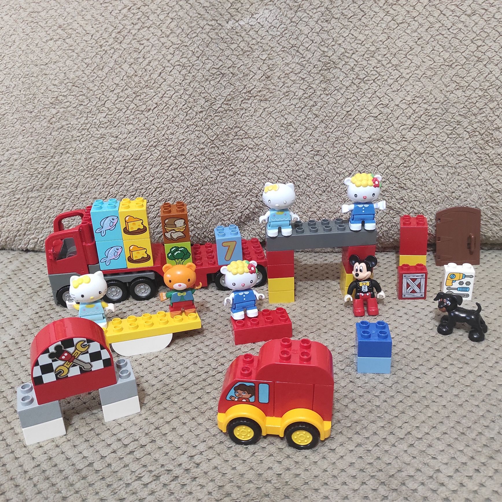LEGO Duplo mix klocków z różnych zestawów.
Myszka Miki 
Tir z czerwoną