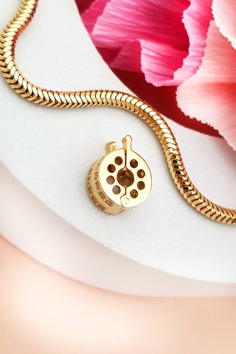 Złoty charms klips z białymi cyrkoniami pr.585