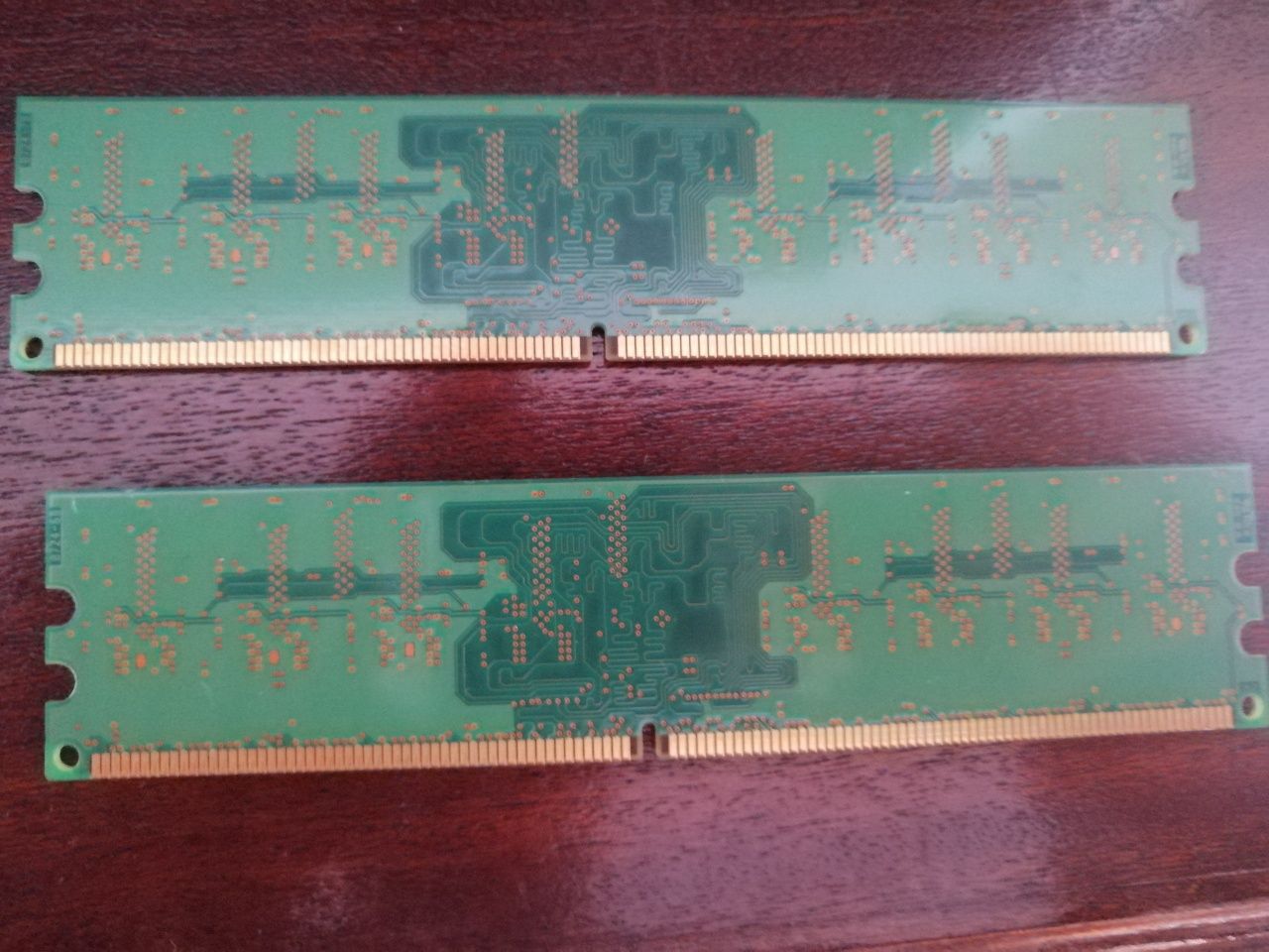 2 placas RAM de 512MB cada