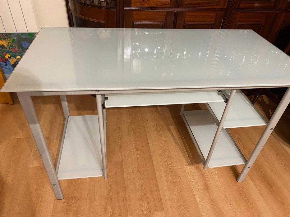 Quarto de menina, secretária e estante