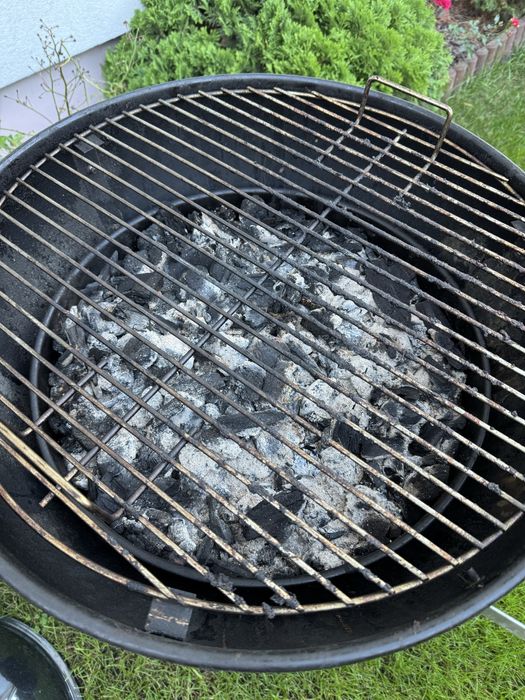 Czarny grill węglowy ogrodowy na kółkach 60cm