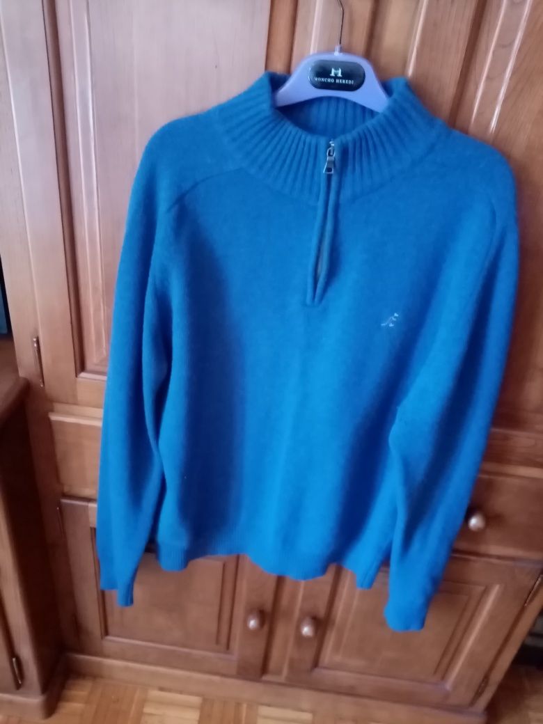 Três camisolas uma zinza azul e outra verde