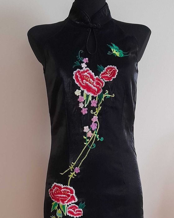 Sukienka w stylu azjatyckim haftowane kwiaty etui maxi długa XS/34