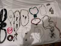 Colares, pulseiras, brincos. Etc.