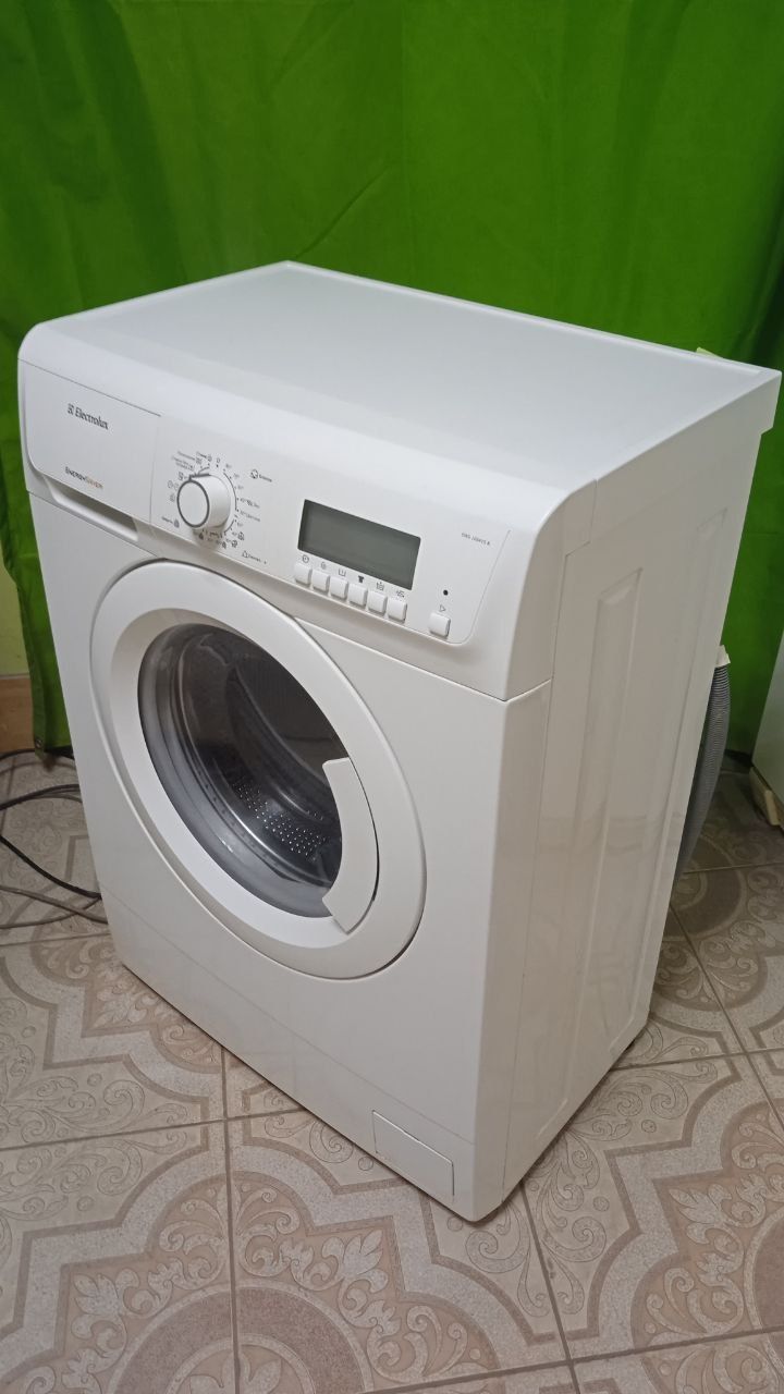 Пральна машина б/в Electrolux   5KG 1000 об/хвил дисплеем вузька 38 см