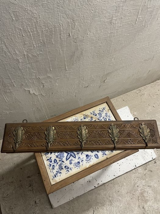 Drewniany wieszkam z liśćmi dębu