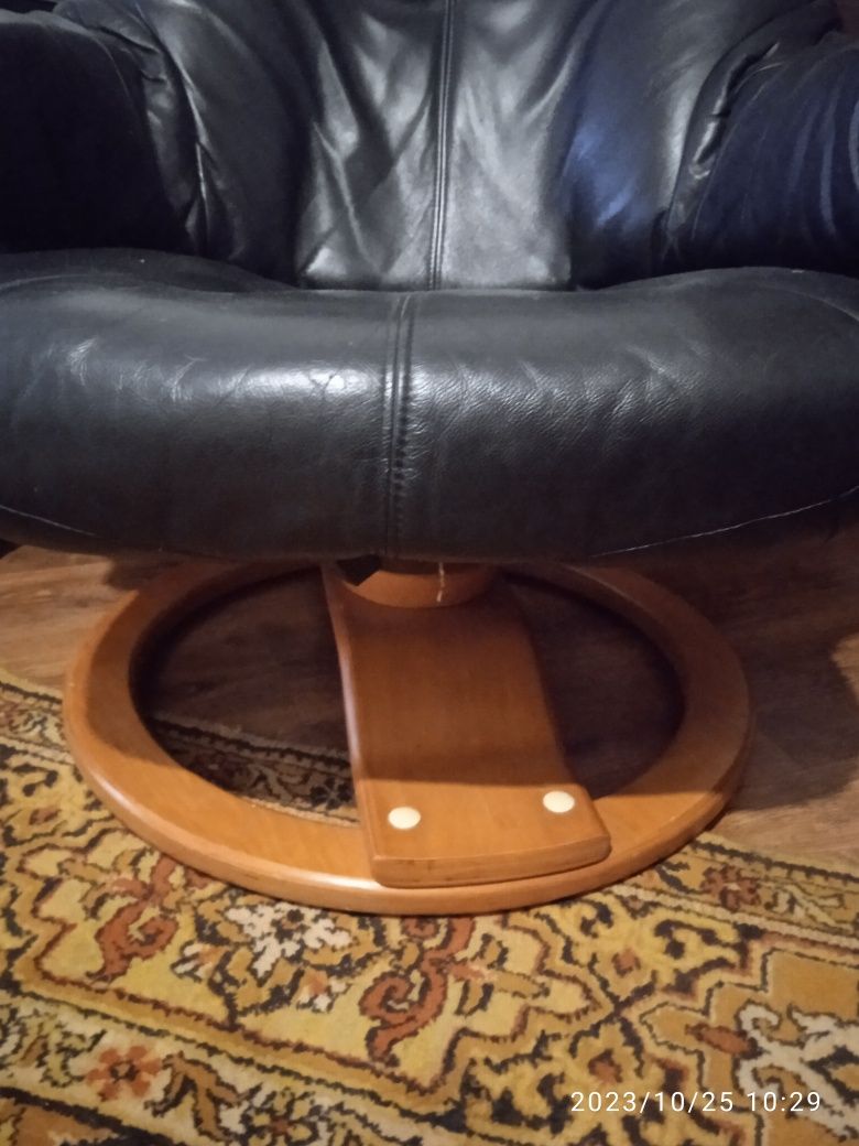 Продам шкіряне крісло з обертом на 360    Німеччина