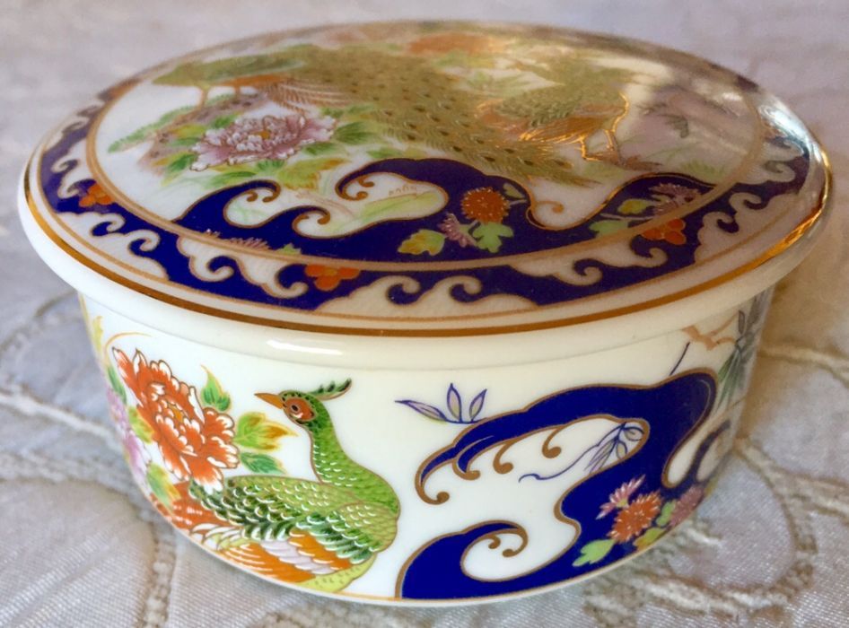 Caixa em porcelana com pinturas japonesas