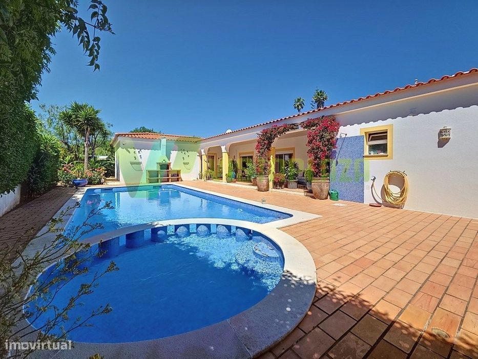Moradia térrea T4+1 isolada com piscina e garagem, Portimão - Monte...