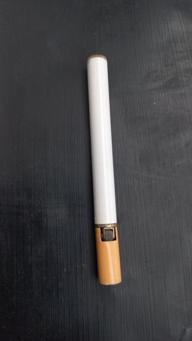 Isqueiro em formato de cigarro