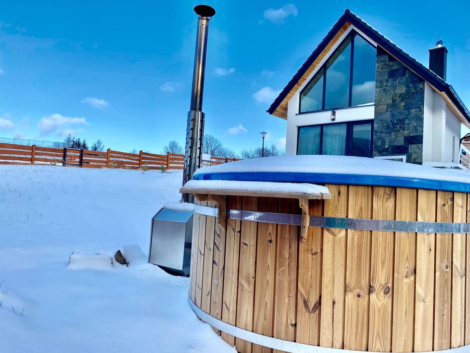 Domek z Banią z widokiem na góry Łomnica. Góry Sowie