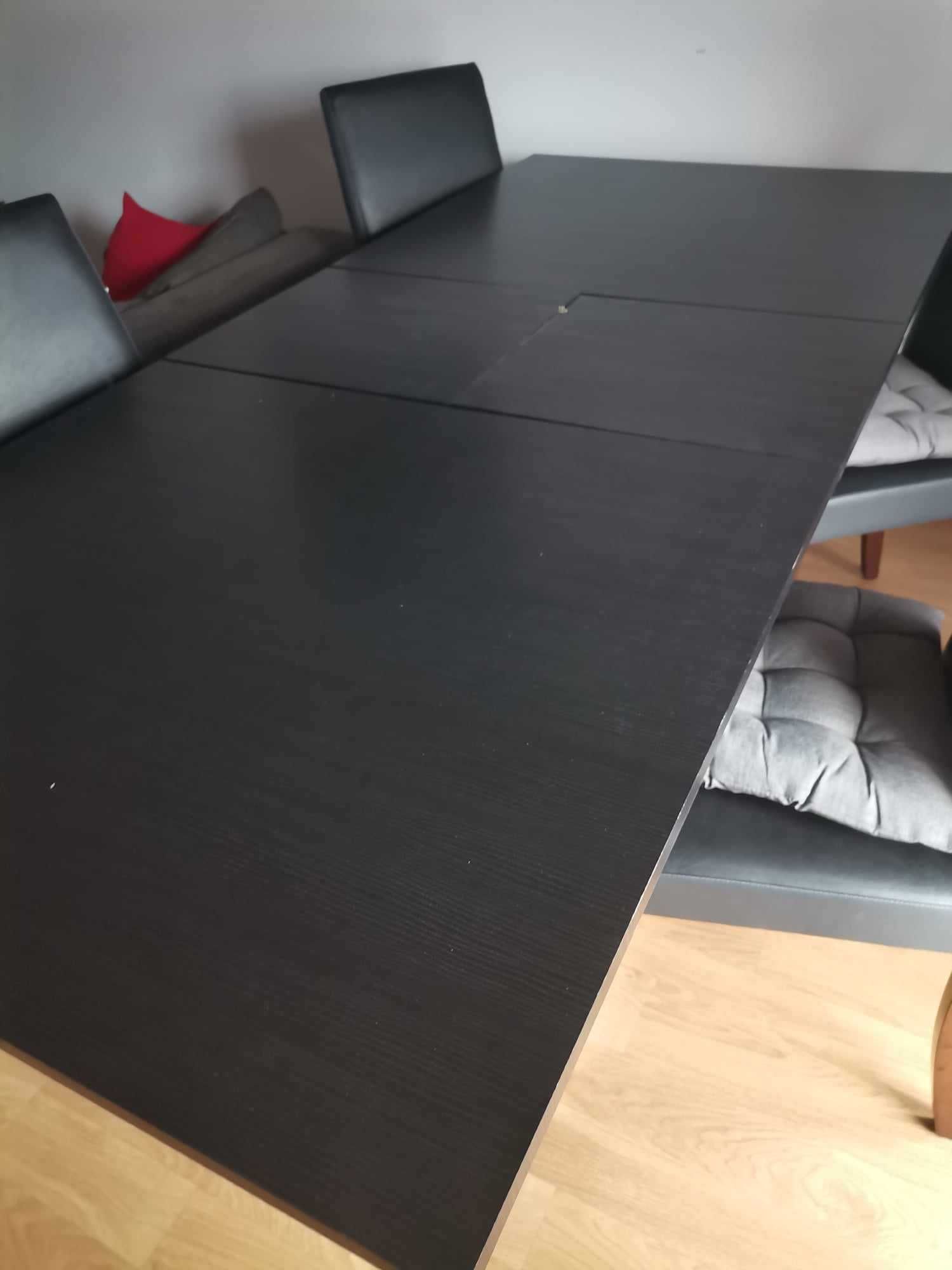 Vende-se mesa extensível com 4 cadeiras