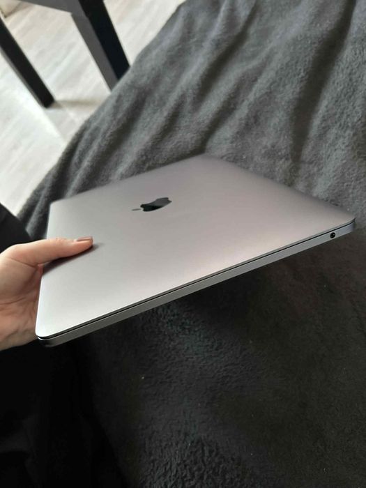 Macbook pro 2018 stan idealny i5 ssd
