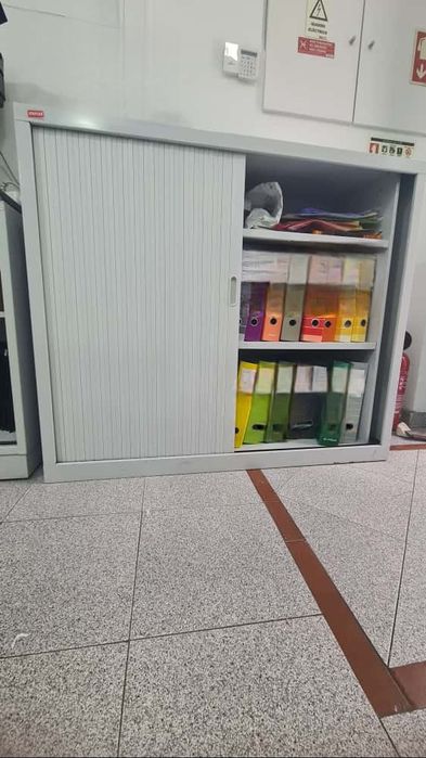 Armário com Portas de Persiana