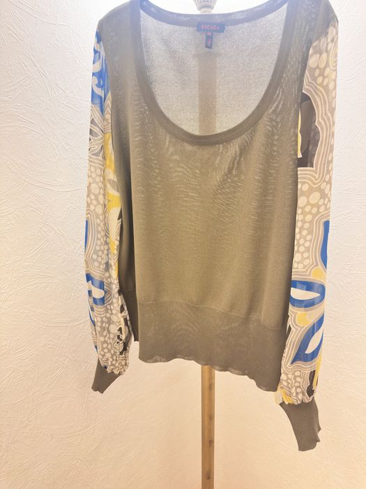 Стильна кофтинка бренду Escadа.