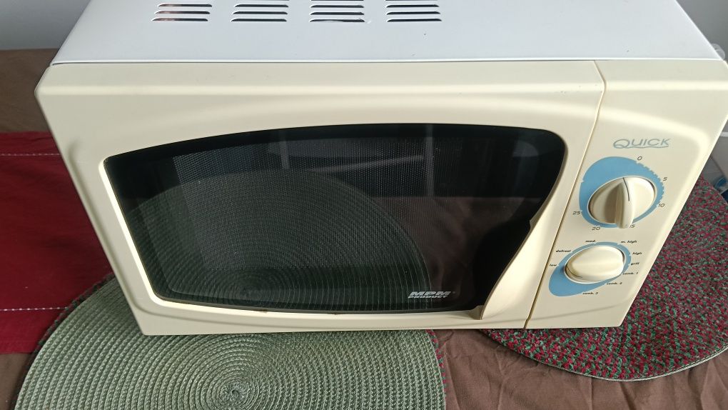 Kushena mikrofalówka z grillem 1000W

MIKROFALOWA Z GRILLE
