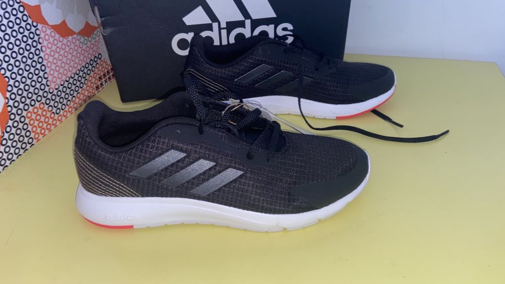 Sapatilhas Adidas Sooraj Preto e cinzento