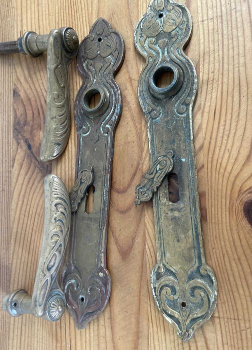 Stare mosiężne klamki z szyldami