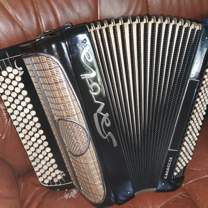 Acordeon Savoia, 120 baixos, cassoto em bom estado geral