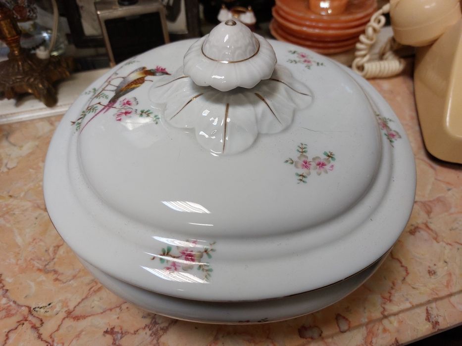 Terrina em porcelana Vista Alegre, impecável.

A peça é decorada com u