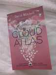 Livro Cloud Atlas de David Mitchell em inglês