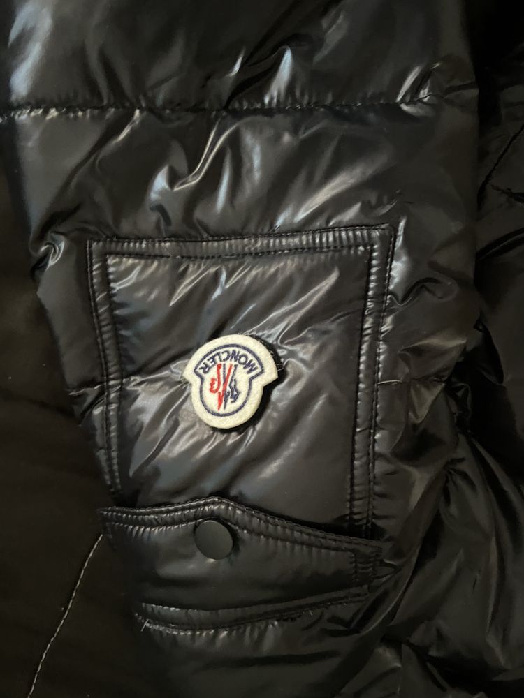 Quispo e casaco de chuva da moncler