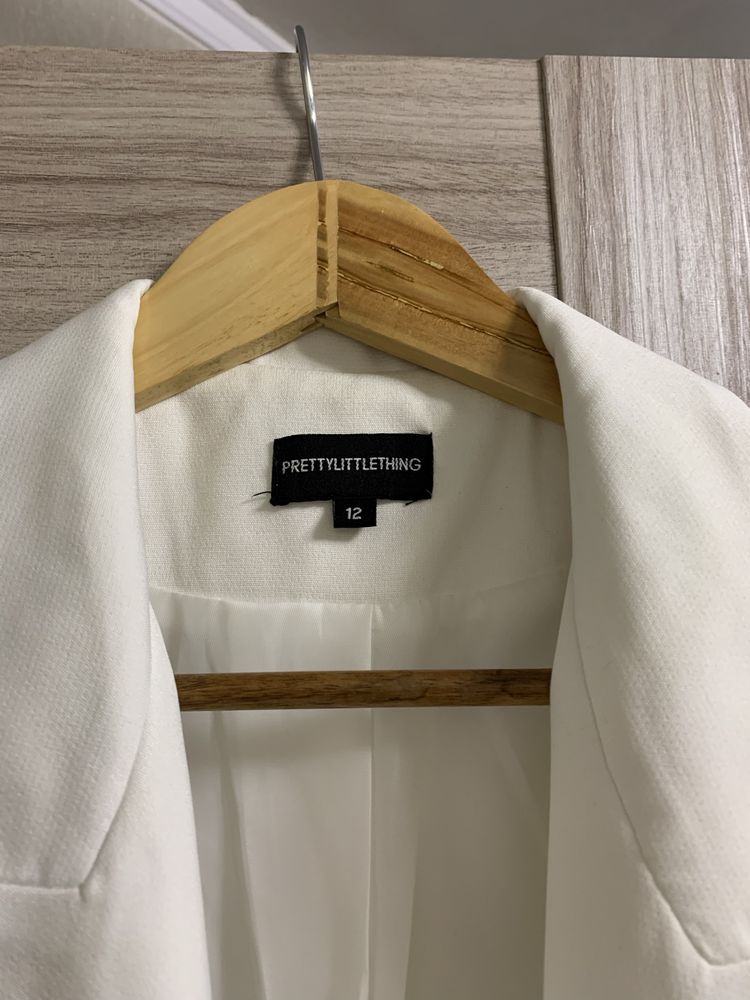 Білий новий піджак