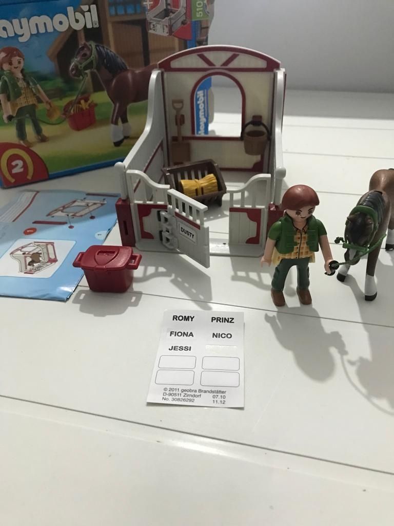 Playmobil Cavalo Shire com Groomer e Estábulo