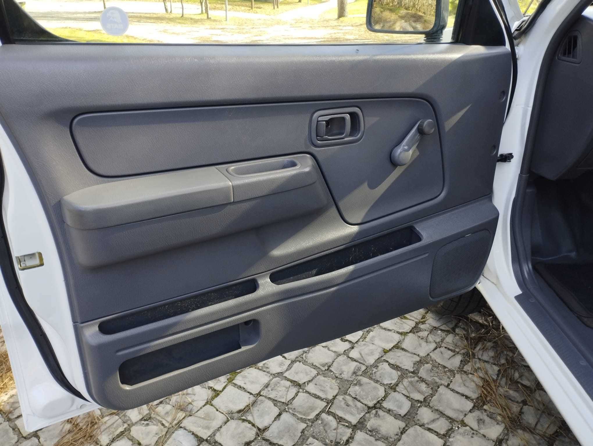 Carrinha Nissan D22 Hilux SÓ 102 MIL KMS 3 lugares ano 2002