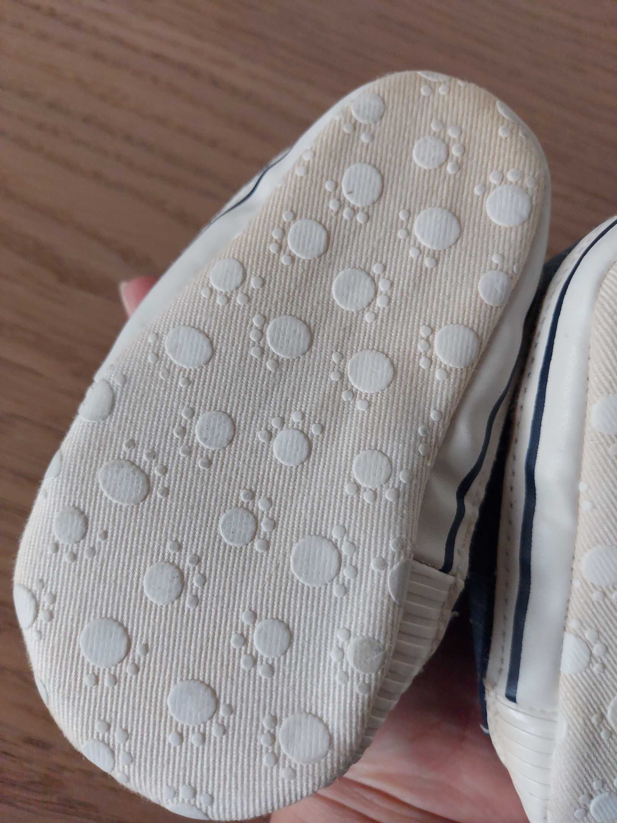 Buty chłopięce, wiek 6-9 miesięcy