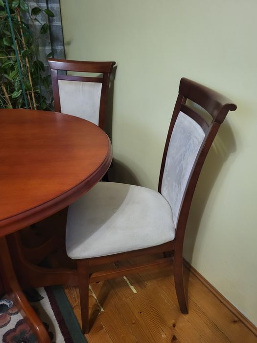 Zestaw mebli do salonu i stół z krzesłami