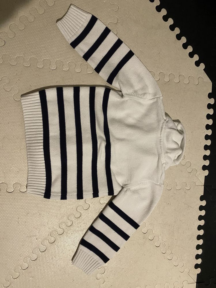 Biały sweter chłopięcy 110 guziki elegancki