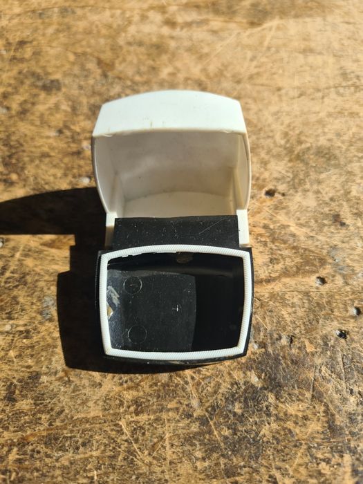 Stare pudełko opakowanie na biżuterię pierścionek