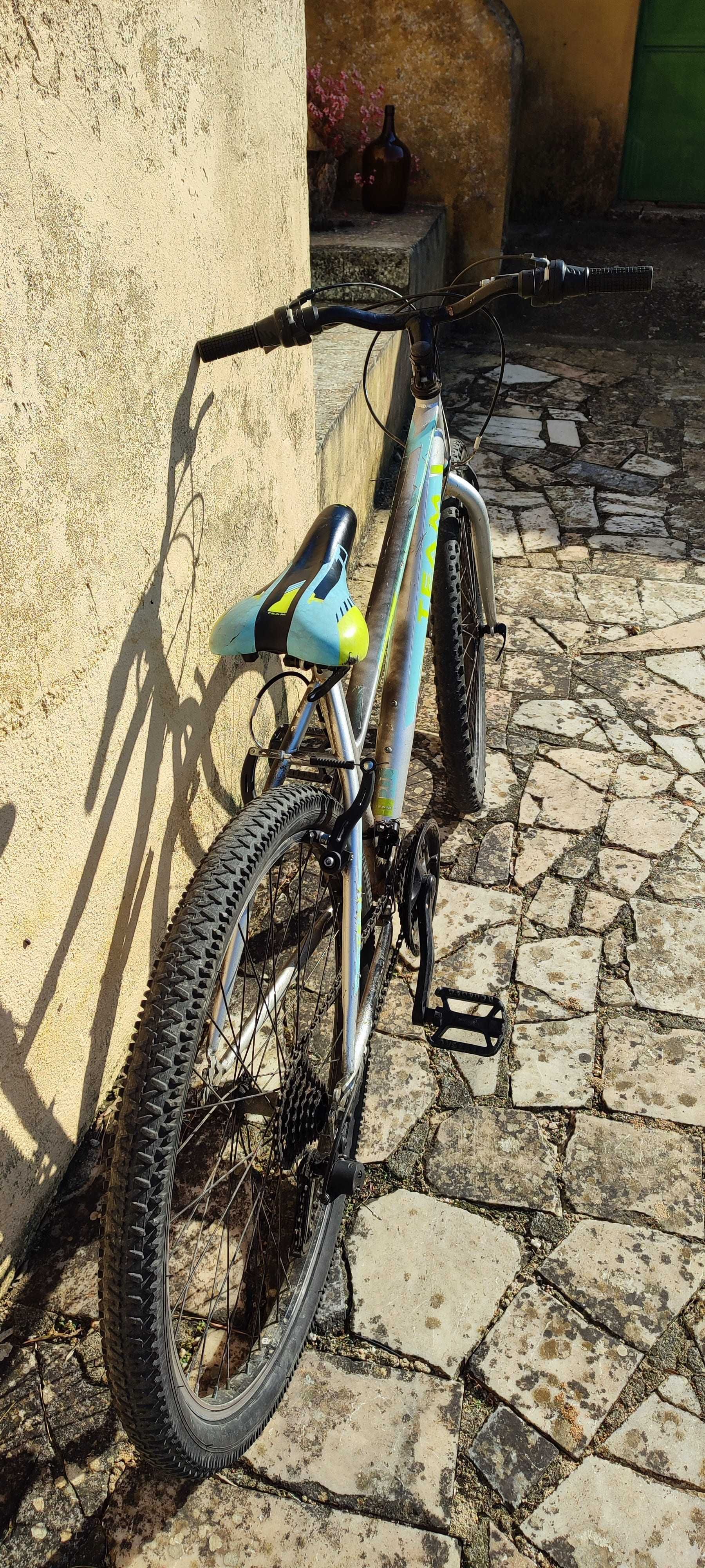 Bicicleta, rodas 26 polg., 18 mudanças (Shimano)