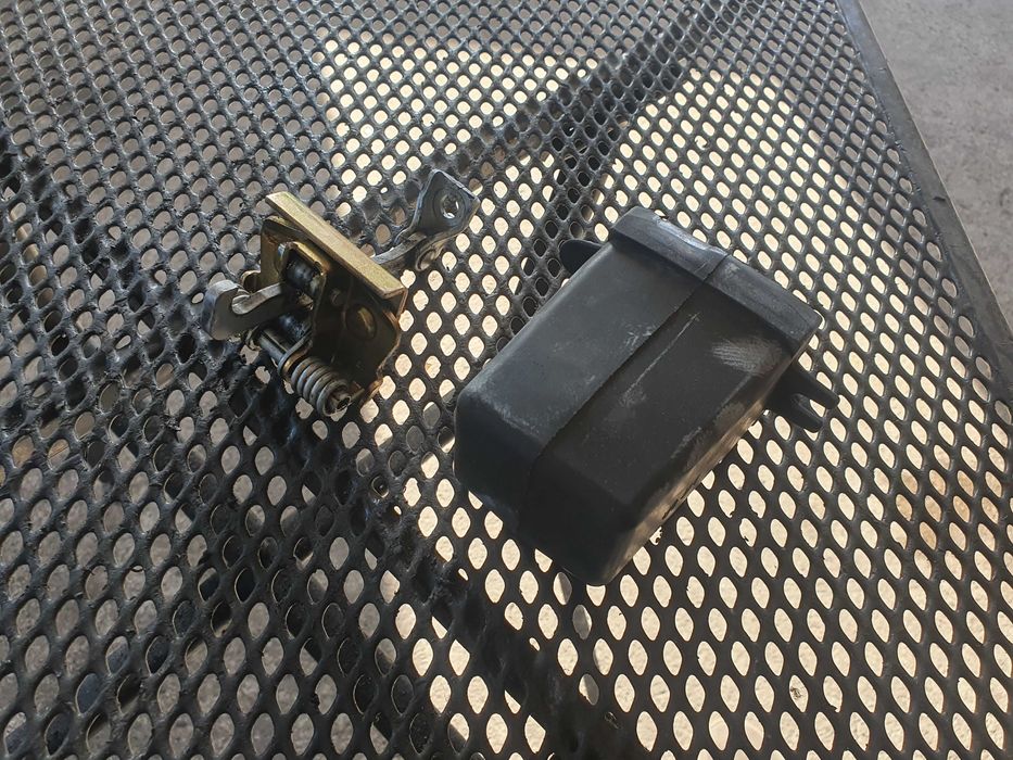 Ogranicznik drzwi lewy przod Peugeot 307 oryginal nie uszkodzony