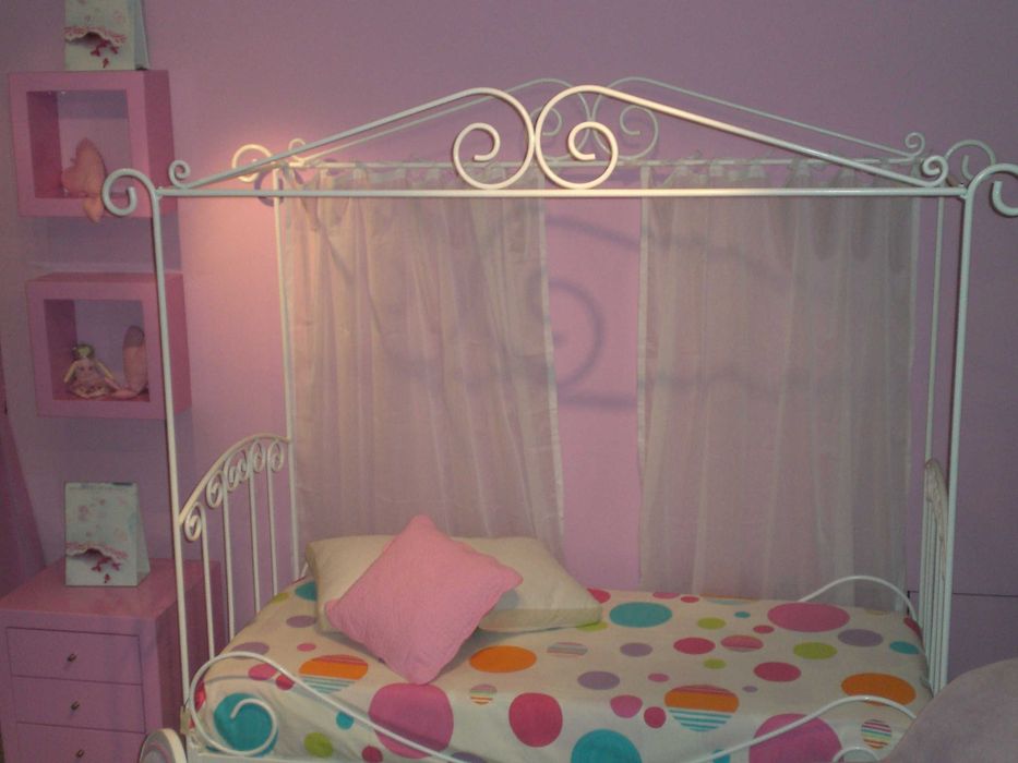 Cama de criança em ferro lacado de branco com dossel e colchão novo