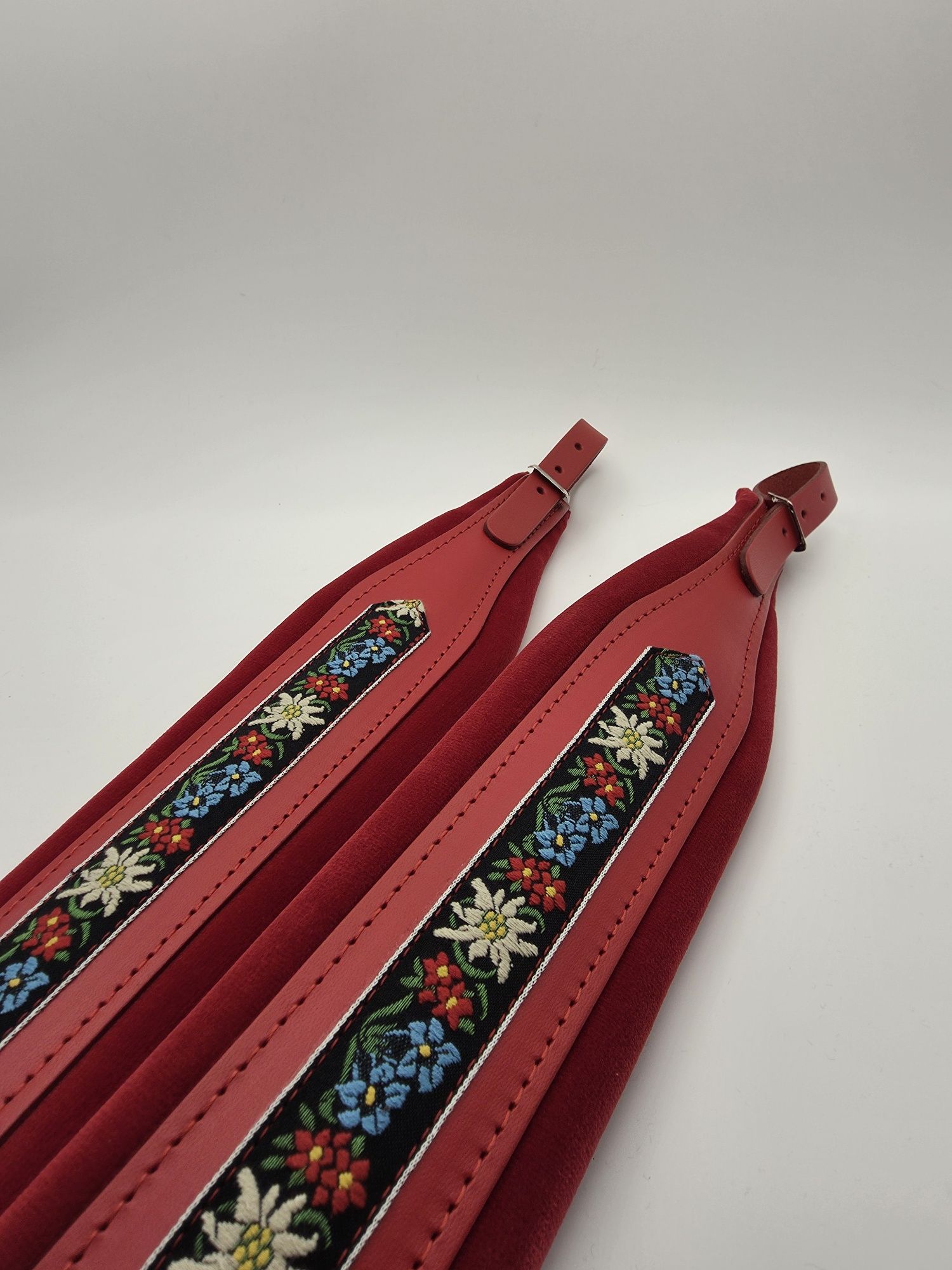 WŁOSKIE pasy nośne do akordeonu CZERWONE FOLK 96-120b
 rozmiar 96-120b