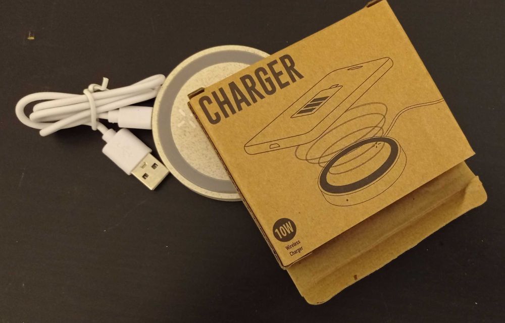 Wireless Mobile Phone Charger (new, with packaging)64284550756225122